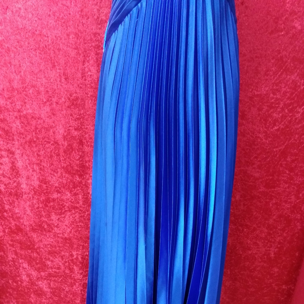 Dresses - Picture 2 of 4